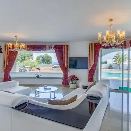 In Sleeps 8 Includes Swimming Pool And Air Con 6