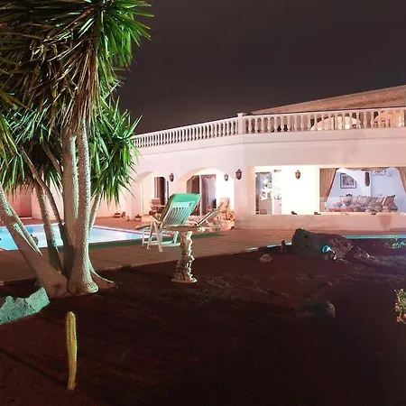 Villa In Sleeps 8 Includes Swimming Pool And Air Con 6